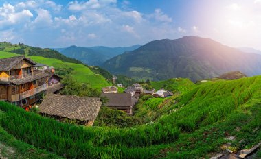 Artan Longji Rice Terasları Panoraması 