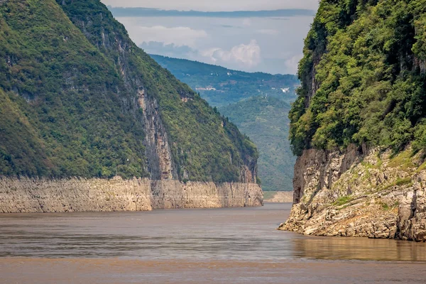 Hluboké svislé stěny kaňonu Shennong Xi Stream — Stock fotografie