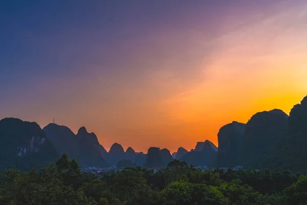 Yangshuo landschap panorama bij schemering — Stockfoto