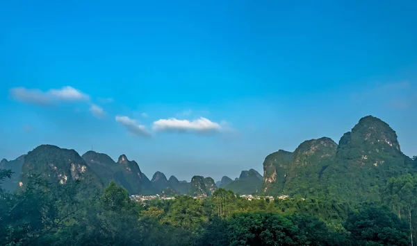 Grüne üppige Yangshuo-Karstlandschaft in China — Stockfoto