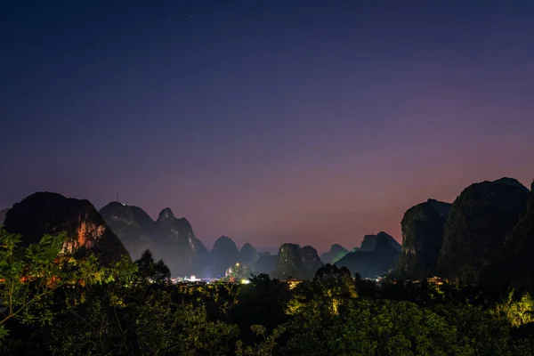 Yangshuo paisaje y ciudad por la noche —  Fotos de Stock