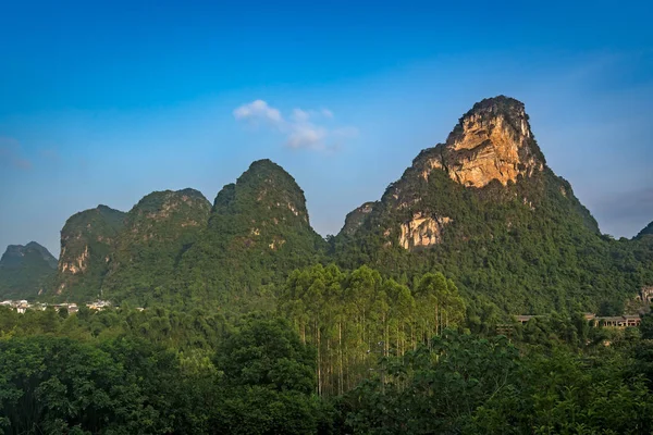 Groen weelderig karst Yangshuo landschap in China — Stockfoto