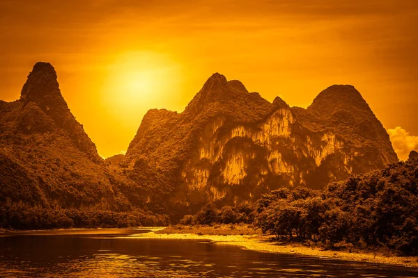 Nine Horse Mural Hill landmark peak on the shore of Li river — Stock Photo, Image