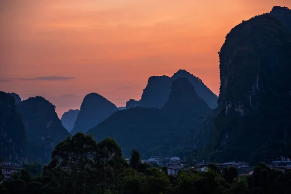 Yangshuo landschap panorama bij schemering — Stockfoto