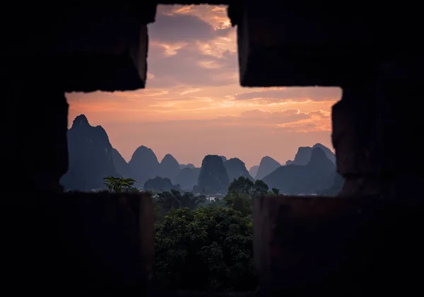 Yangshuo landschap bij schemering — Stockfoto