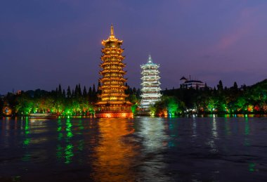 Gece Guilin 'de güneş ve ay tapınakları