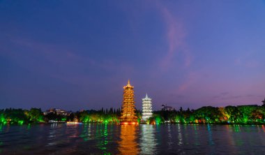 Gece Guilin 'de güneş ve ay tapınakları