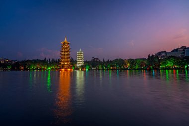Gece Guilin 'de güneş ve ay tapınakları