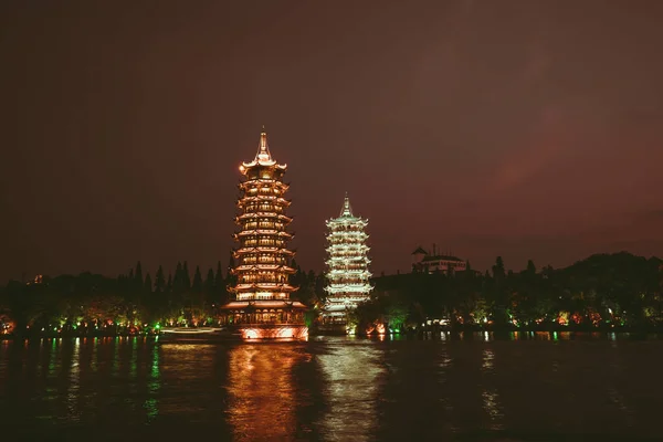 Pagodas de sol y luna en Guilin por la noche — Foto de Stock