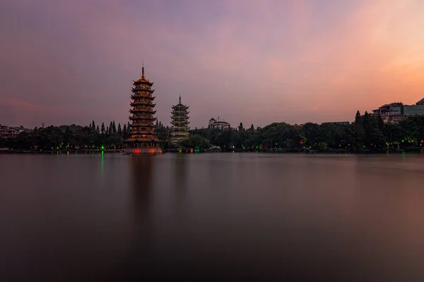 Zon en Maan Pagodas Torens bij Shan Lake — Stockfoto