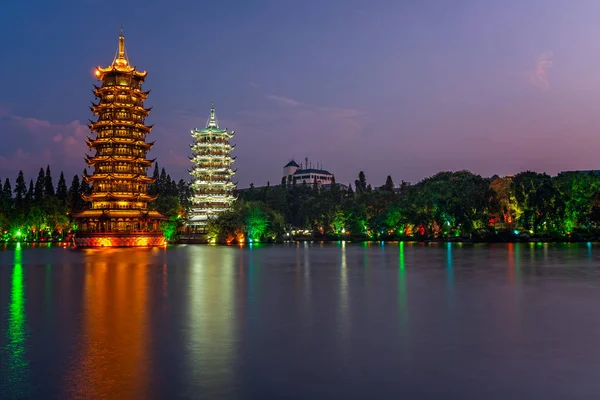 Zon en maan pagodes in Guilin 's nachts — Stockfoto
