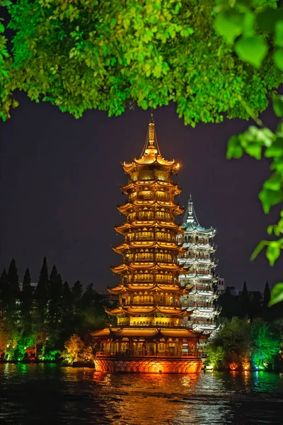 Pagodas de sol y luna en Guilin por la noche — Foto de Stock