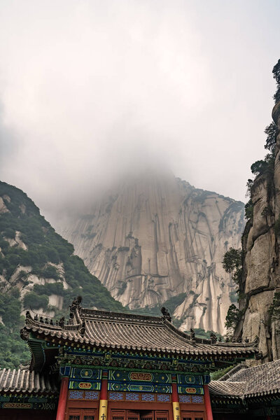 Buddhist temple below Huashan mountain