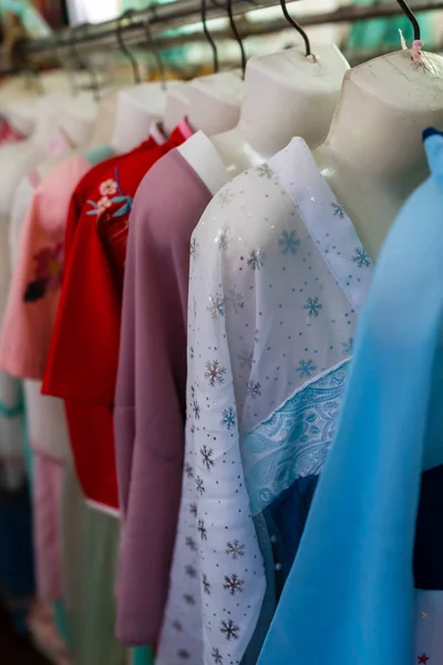 Reihe von Damenkleidern zum Verkauf in einem chinesischen Geschäft — Stockfoto