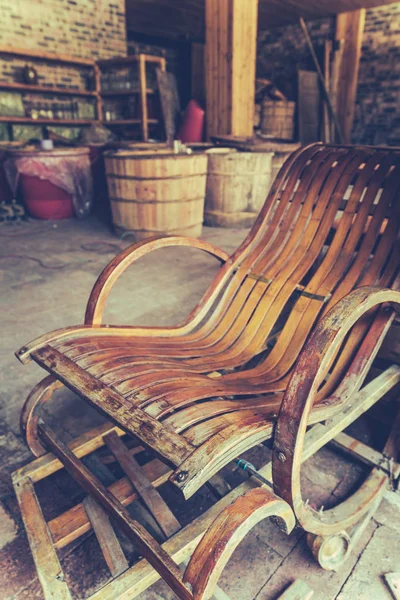 Ancienne chaise inclinable en bois de style rétro antique — Photo