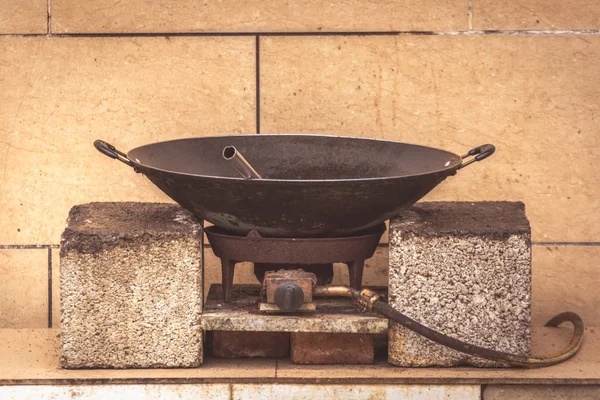 Velha panela de metal preto wok em um fogão a gás — Fotografia de Stock