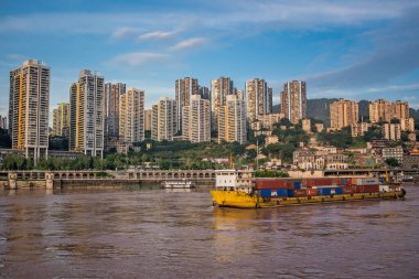 Chongqing, Çin - Ağustos 2019: Chongqing şehrinden ayrılan büyük konteynırları taşıyan büyük bir kargo gemisi