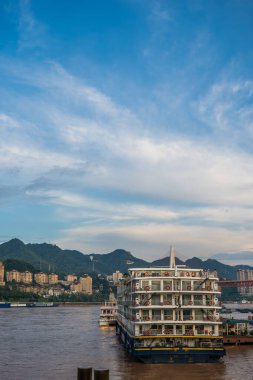 Chongqing, Çin - Ağustos 2019: Chongqing kasabasındaki Yangtze nehrinin kıyısına yanaşan lüks yolcu gemisinin arkası