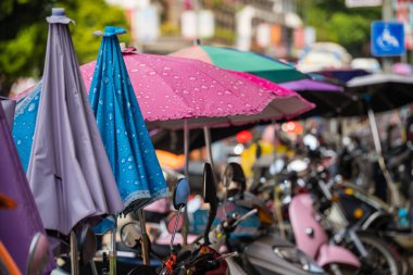 Yangshuo, Çin - Ağustos 2019: Guangxi Eyaleti 'nin Yangshuo kasabasında bir sokağa park etmiş küçük motosiklet ve scooterlar.