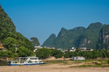 Yangshuo, Çin - Ağustos 2019 Liverbank 'in nehir kıyısı, vapur iskelesi ve feribot geçişi.
