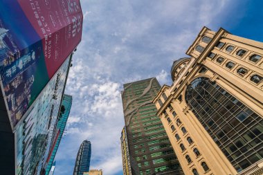 Chongqing, Çin - Ağustos 2019: Chongqing şehir merkezindeki Jiefangbei bölgesinde Highrise ticari binaları ve iş binaları