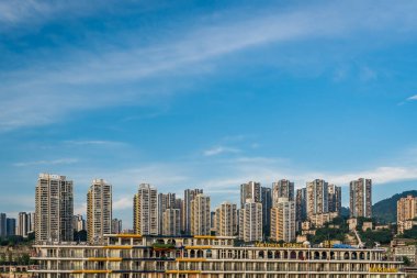 Chongqing, Çin - Ağustos 2019: Yazın Chongqing kasabasında Yangtze nehrinin kıyısındaki apartman blokları