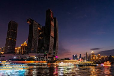 Chongqing, Çin - Ağustos 2019: Raffles City Chongqing adlı modern ticari ve iş binasının gece görüşü, diğer adıyla Kristal, Kanadalı mimar Moshe Safdie tarafından tasarlandı.