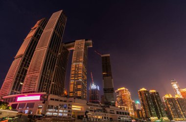 Chongqing, Çin - Ağustos 2019: Raffles City Chongqing adlı modern ticari ve iş binasının gece görüşü, diğer adıyla Kristal, Kanadalı mimar Moshe Safdie tarafından tasarlandı.