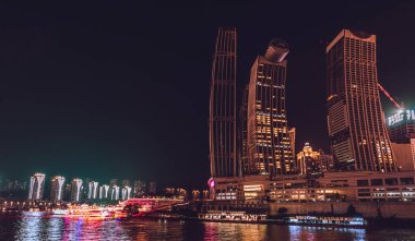 Chongqing, Çin - Ağustos 2019: Raffles City Chongqing adlı modern ticari ve iş binasının gece görüşü, diğer adıyla Kristal, Kanadalı mimar Moshe Safdie tarafından tasarlandı.