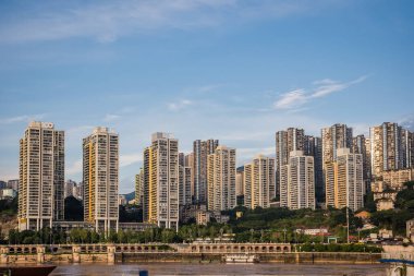 Chongqing, Çin - Ağustos 2019: Yazın Chongqing kasabasında Yangtze nehrinin kıyısındaki apartman blokları