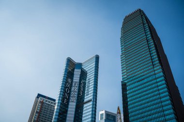 Chongqing, Çin - Ağustos 2019: Chongqing şehir merkezindeki Jiefangbei bölgesinde modern ticari ve iş binaları