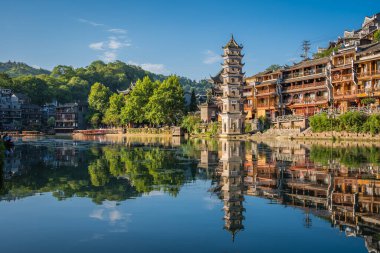 Feng Huang, Çin - Ağustos 2019 Fenghuang Wanming Pagoda Kulesi, Tuo Nehri 'nin kıyısında, Feng Huang Eski Kasabası' nın ortasından akıyor.