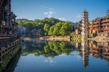Feng Huang, Çin - Ağustos 2019 Fenghuang Wanming Pagoda Kulesi, Tuo Nehri 'nin kıyısında, Feng Huang Eski Kasabası' nın ortasından akıyor.