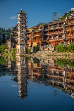 Feng Huang, Çin - Ağustos 2019 Fenghuang Wanming Pagoda Kulesi, Tuo Nehri 'nin kıyısında, Feng Huang Eski Kasabası' nın ortasından akıyor.