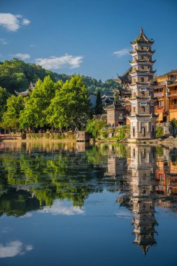 Feng Huang, Çin - Ağustos 2019 Fenghuang Wanming Pagoda Kulesi, Tuo Nehri 'nin kıyısında, Feng Huang Eski Kasabası' nın ortasından akıyor.