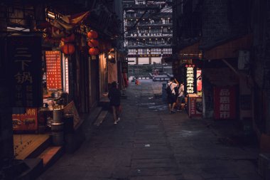 Feng Huang, Çin - Ağustos 2019: Hunan Eyaleti 'nin Fenghuang Eski Kasabası' nın karanlık sokaklarında çok az insan yürüyor
