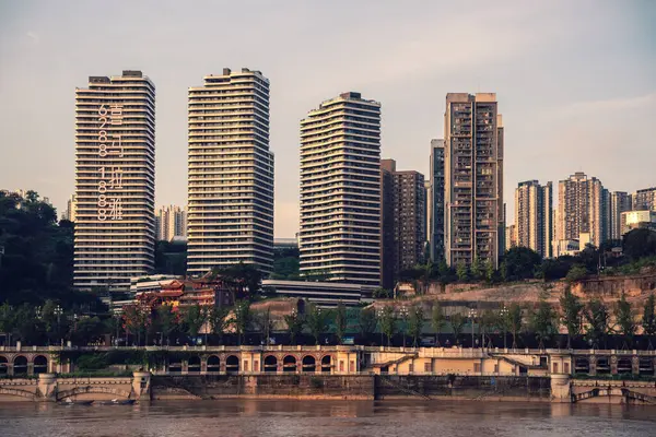 Chongqing Çin Ağustos 2019 Yangtze Nehri Kıyısındaki Yüksek Konut Ticari — Stok fotoğraf