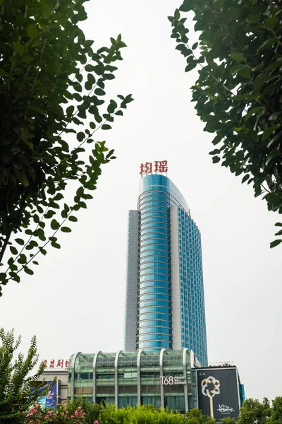 中国宜昌 2019年8月 湖北省宜昌镇高玻璃钢商业大楼 — 图库照片