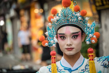 Chongqing, Çin - Ağustos 2019 Festivalde makyaj ve geleneksel elbise giyen Çinli kişi, Ci Qi Kou Ancient town, Chongqing