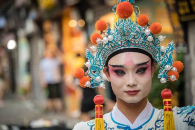Chongqing, Çin - Ağustos 2019 Festivalde makyaj ve geleneksel elbise giyen Çinli kişi, Ci Qi Kou Ancient town, Chongqing