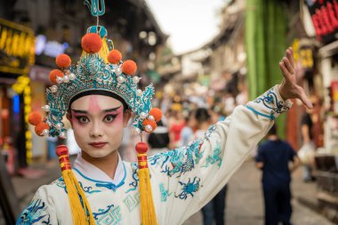 Chongqing, Çin - Ağustos 2019 Festivalde makyaj ve geleneksel elbise giyen Çinli kişi, Ci Qi Kou Ancient town, Chongqing