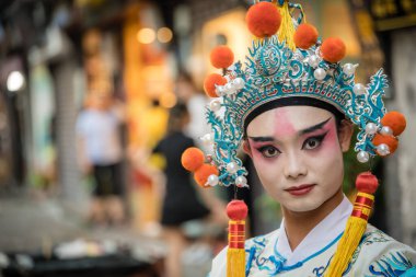 Chongqing, Çin - Ağustos 2019 Festivalde makyaj ve geleneksel elbise giyen Çinli kişi, Ci Qi Kou Ancient town, Chongqing