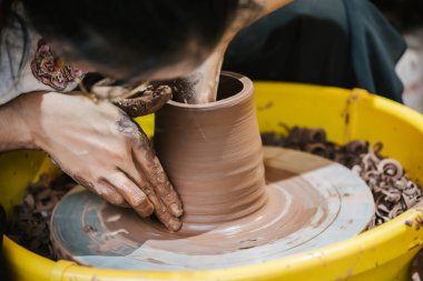 Chongqing, Çin - Ağustos 2019: Satılık seramik çömlek yapan kadın işçi, Ci Qi Kou Eski Kasabası