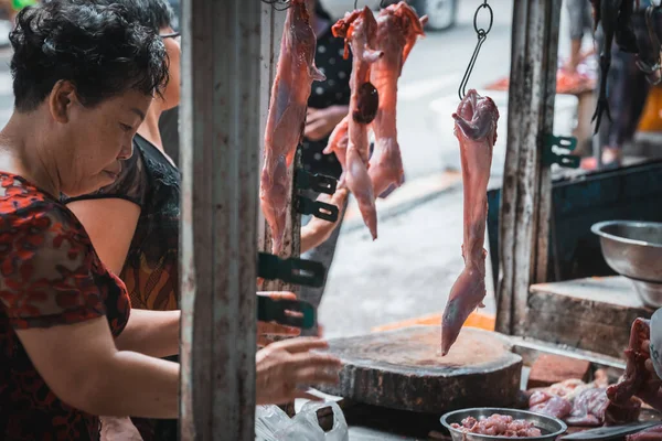 Zigong China Juli 2019 Vrouw Controleert Versheid Kwaliteit Van Konijnenvlees — Stockfoto