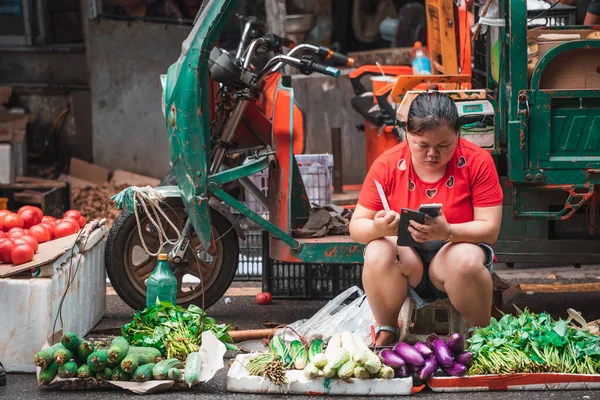 Зігонг Китай Липень 2019 Китайка Сидить Тротуарі Продає Овочі Місто — стокове фото