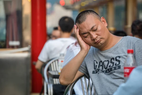 Chongqing China August 2019 Müder Chinesischer Passagier Schläft Auf Einem — Stockfoto