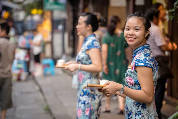 Chongqing Kína 2019 Augusztus Gyönyörű Kínai Áll Egy Kajálda Előtt — Stock Fotó