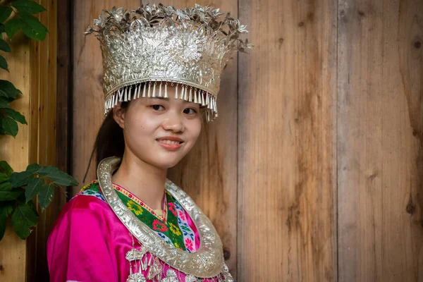 Feng Huang Kina Augusti 2019 Vacker Kinesisk Kvinna Klädd Traditionell — Stockfoto