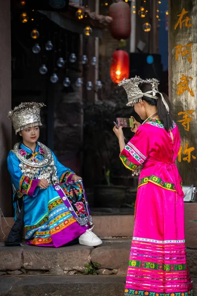 Feng Huang Çin Ağustos 2019 Geleneksel Halk Kostümü Giymiş Güzel — Stok fotoğraf