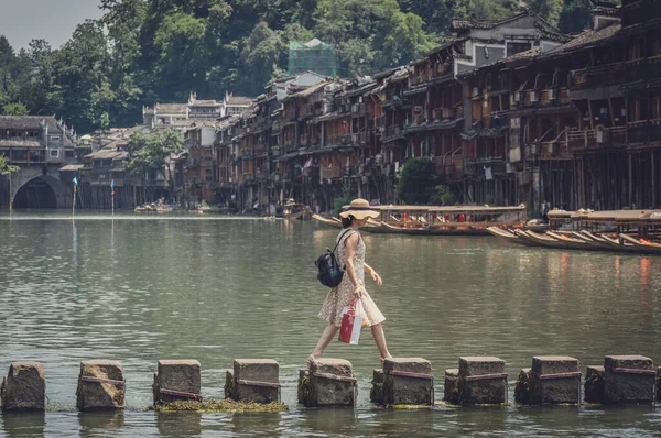 Feng Huang China August 2019 Chinese Lady Wicker Hat Crossing — Stock Photo, Image